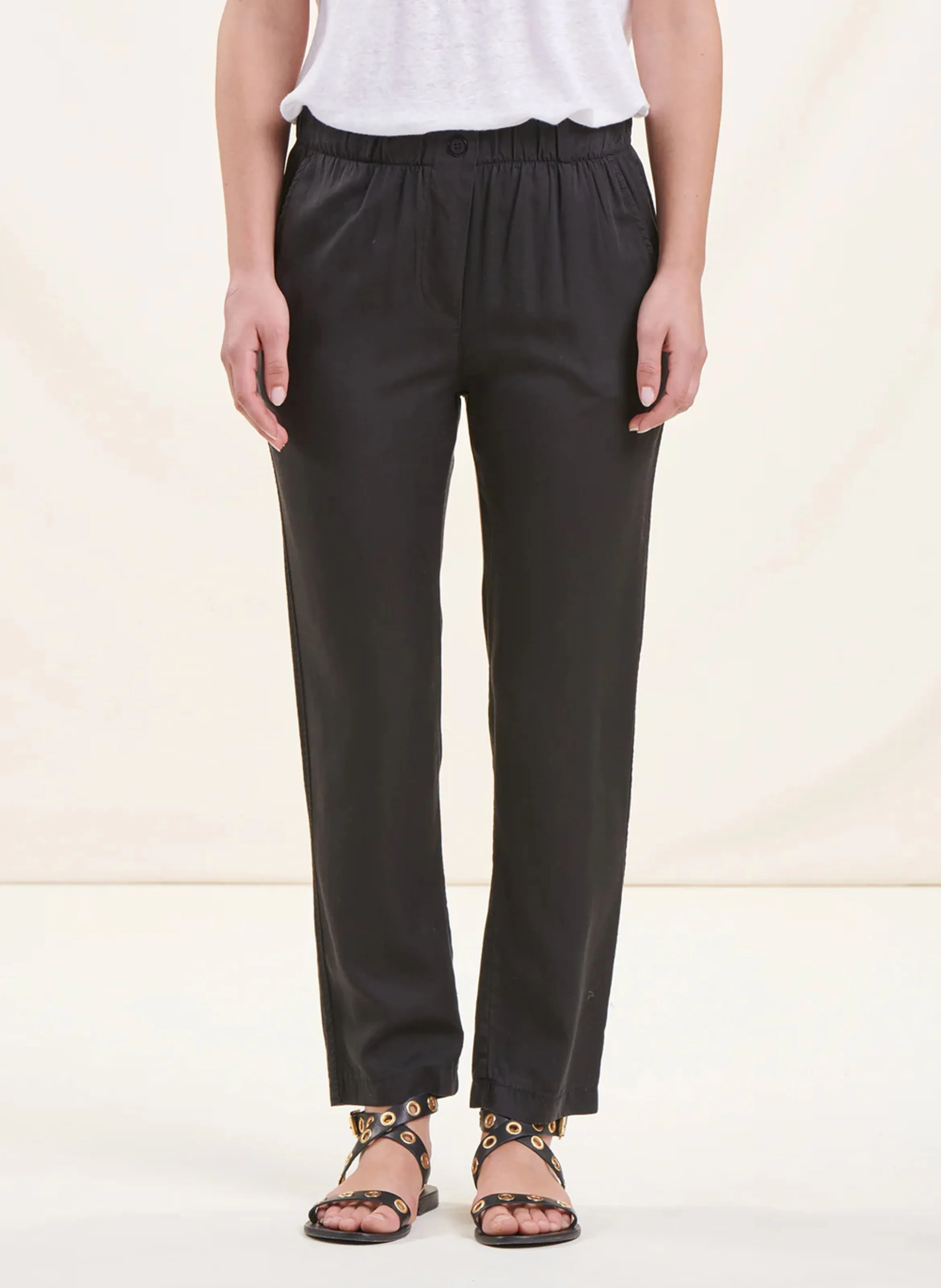 Pantalón recto tobillero en negro