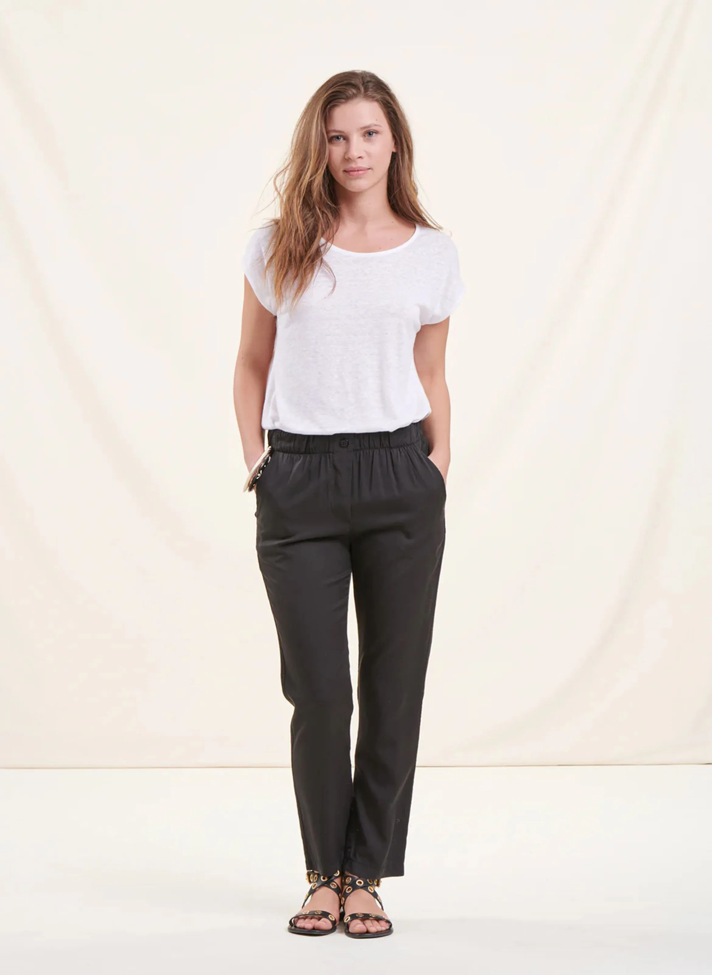 Pantalón recto tobillero en negro