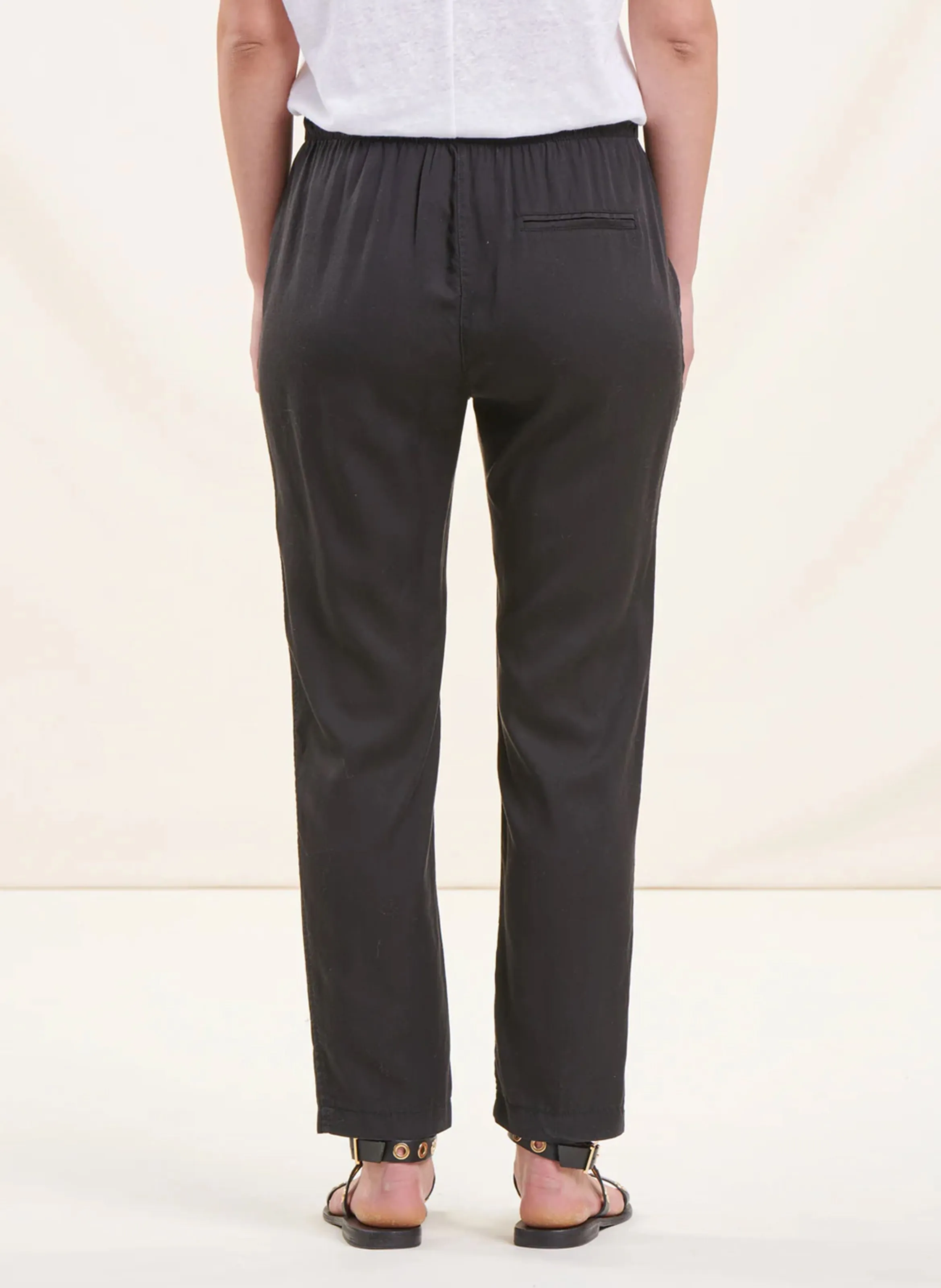 Pantalón recto tobillero en negro