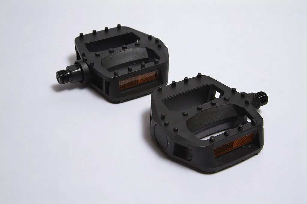 PEDAL BENOTTO NW310 9/16 CON REFLEJANTES PLASTICO NEGRO