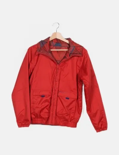 Quechua Abrigo rojo detalle capucha