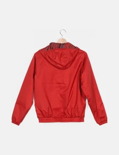 Quechua Abrigo rojo detalle capucha