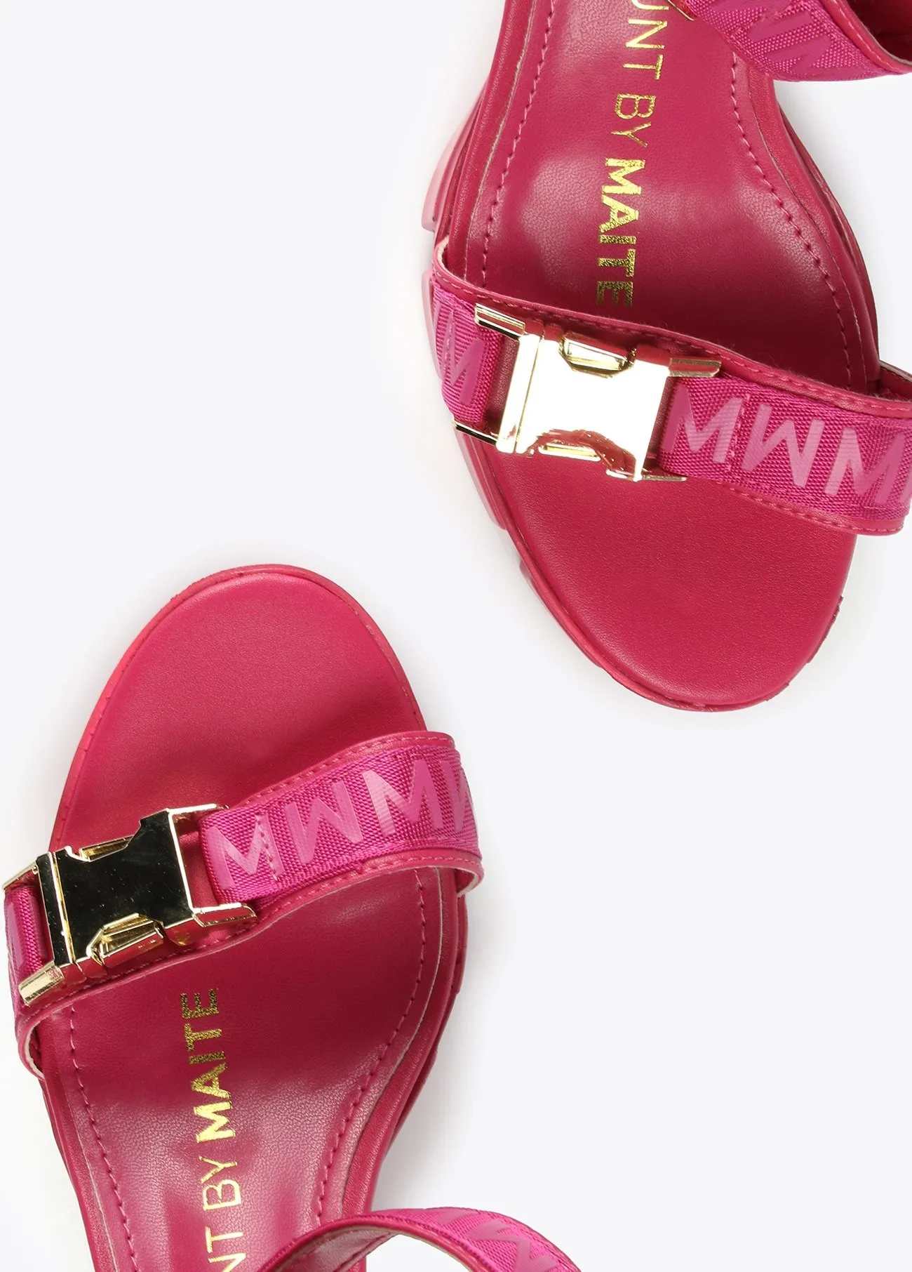 Sandalia de piel estilo track con hebillas fucsia Lola Casademunt