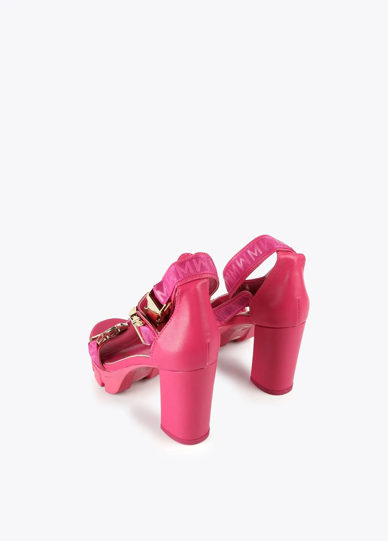 Sandalia de piel estilo track con hebillas fucsia Lola Casademunt