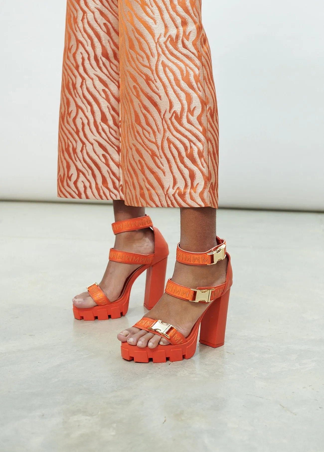 Sandalia de piel estilo track con hebillas Naranja Lola Casademunt