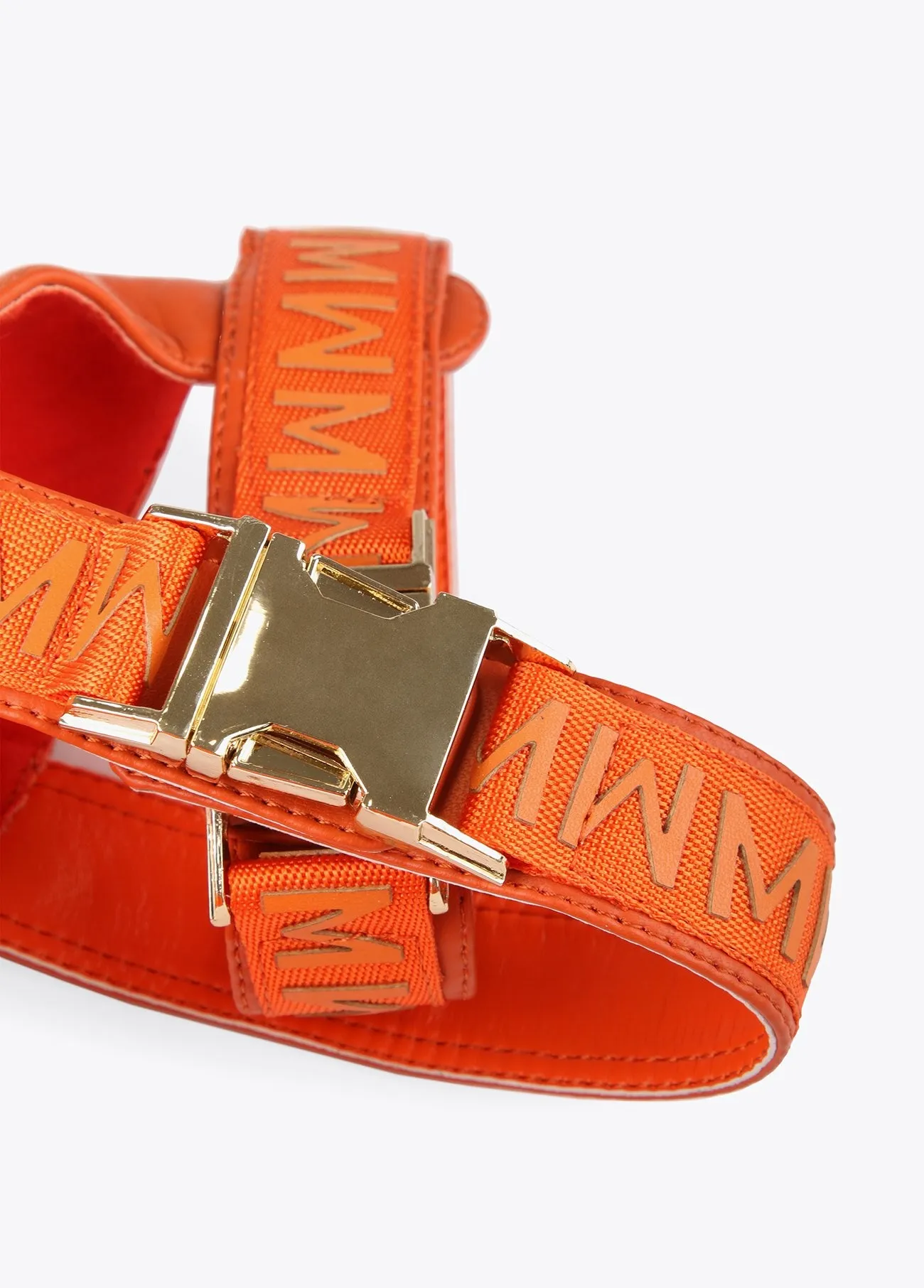 Sandalia de piel estilo track con hebillas Naranja Lola Casademunt