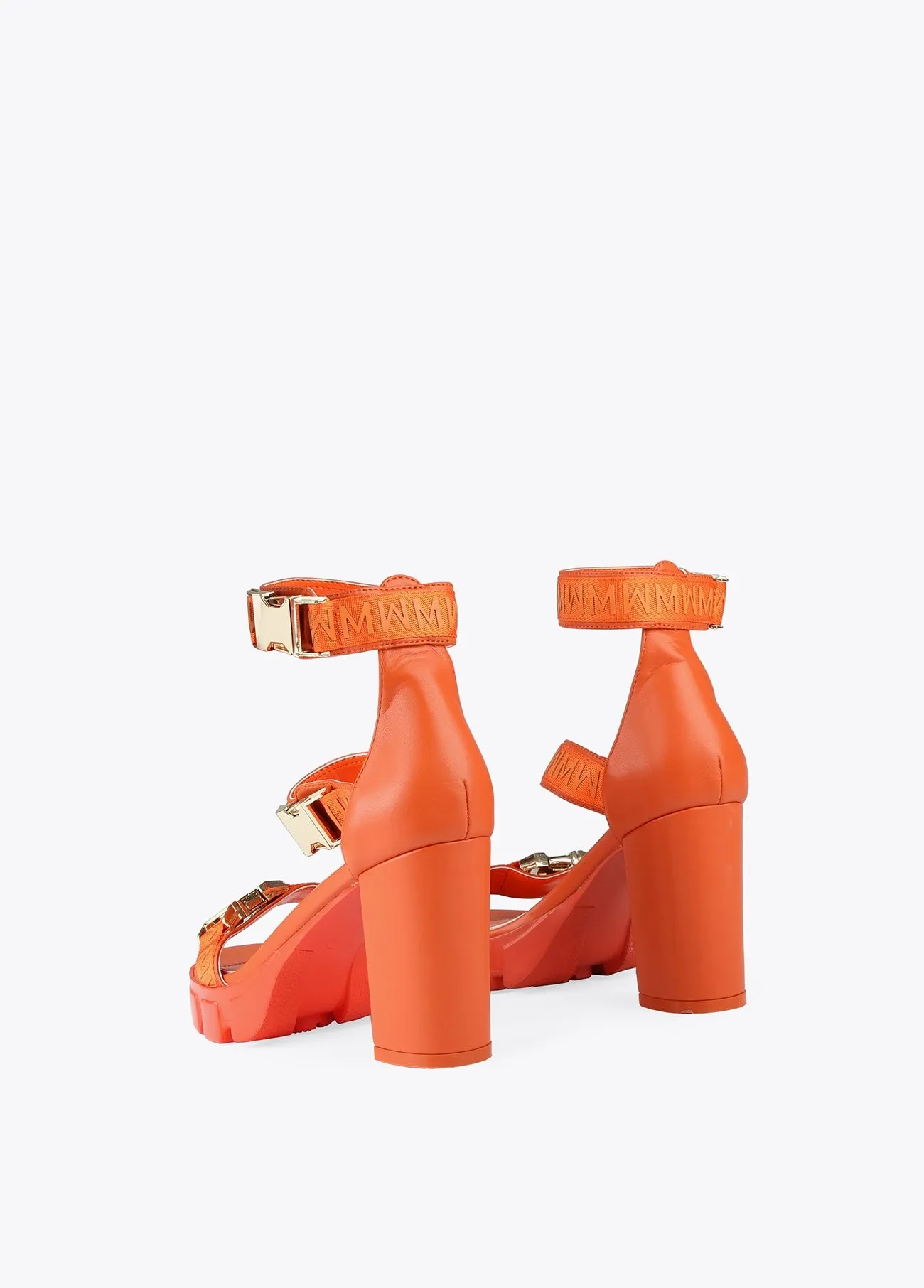 Sandalia de piel estilo track con hebillas Naranja Lola Casademunt