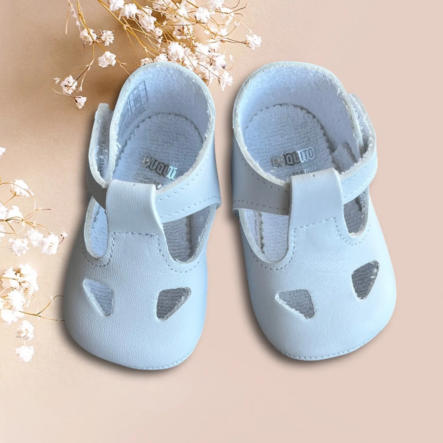 Sandalia para niño en beige o blanco. Ceremonia o vestir