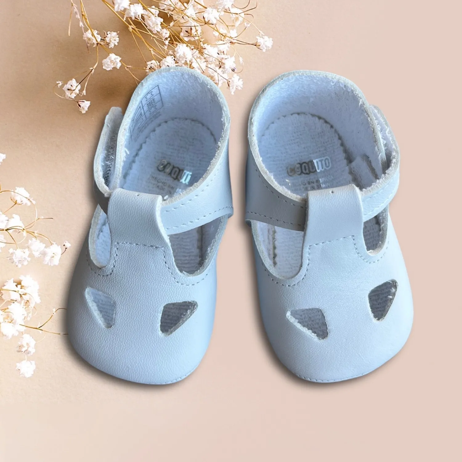 Sandalia para niño en beige o blanco. Ceremonia o vestir