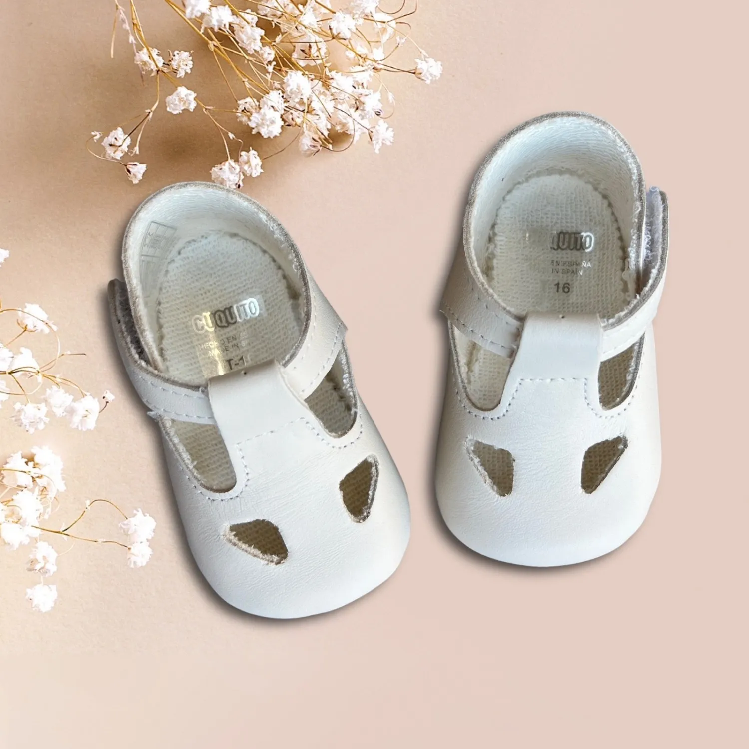 Sandalia para niño en beige o blanco. Ceremonia o vestir