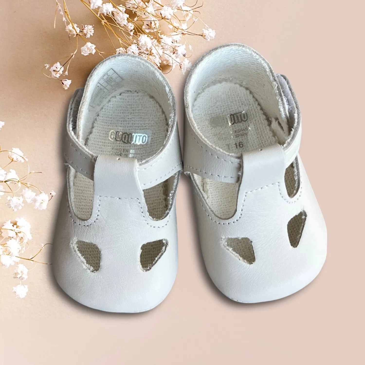 Sandalia para niño en beige o blanco. Ceremonia o vestir