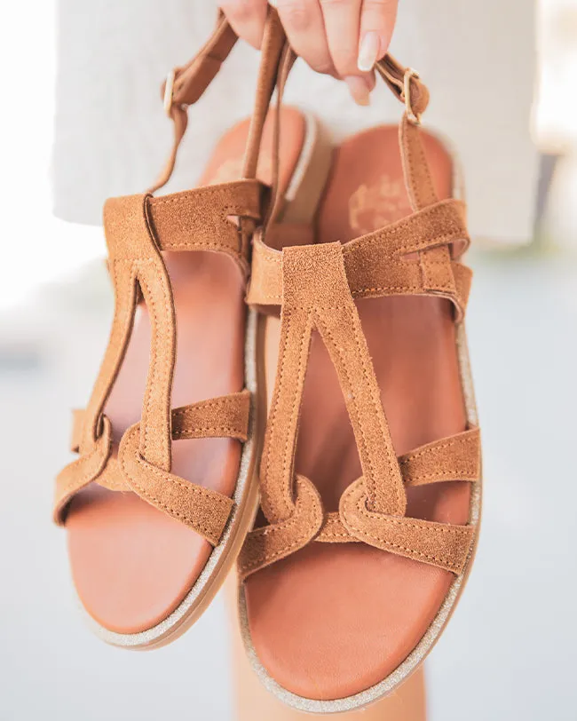 SANDALIA PLANA DE CUERO CAMEL MUJER  MJNP81