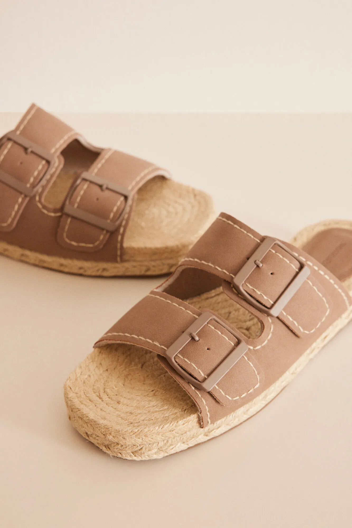 Sandalias yute beige hebillas