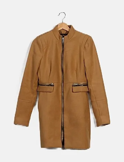 Stradivarius Abrigo camel detalle cremalleras