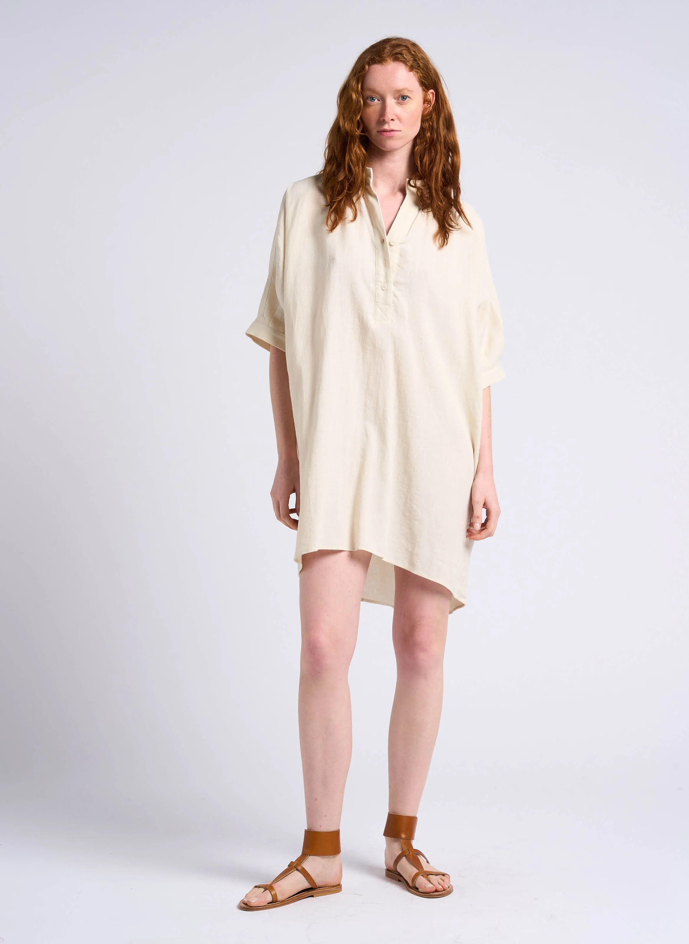 THE KORNER Vestido holgado corto de mezcla de lino con cuello tunecino en beige