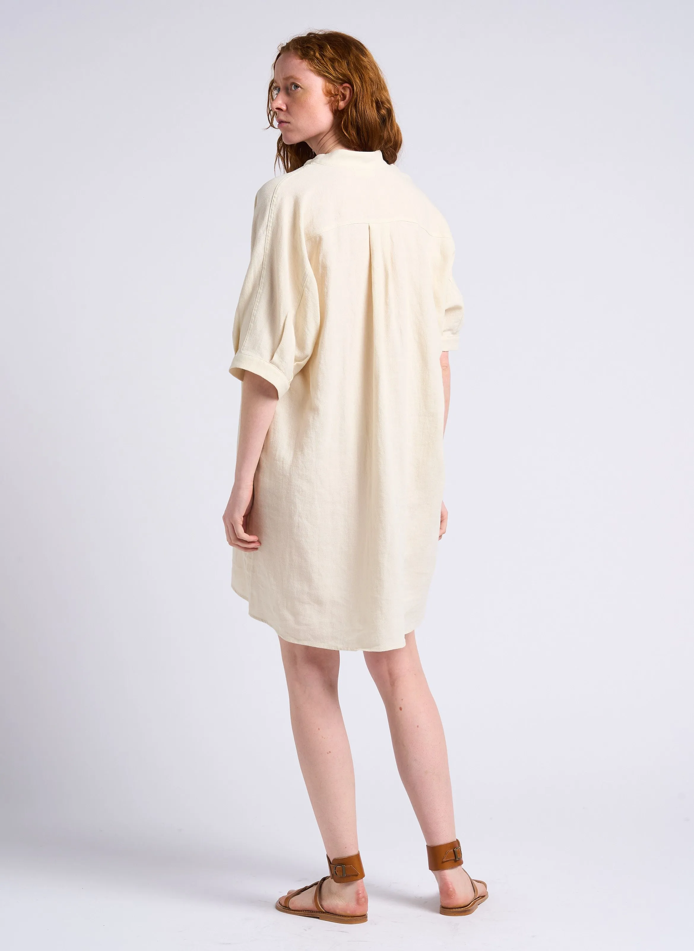 THE KORNER Vestido holgado corto de mezcla de lino con cuello tunecino en beige