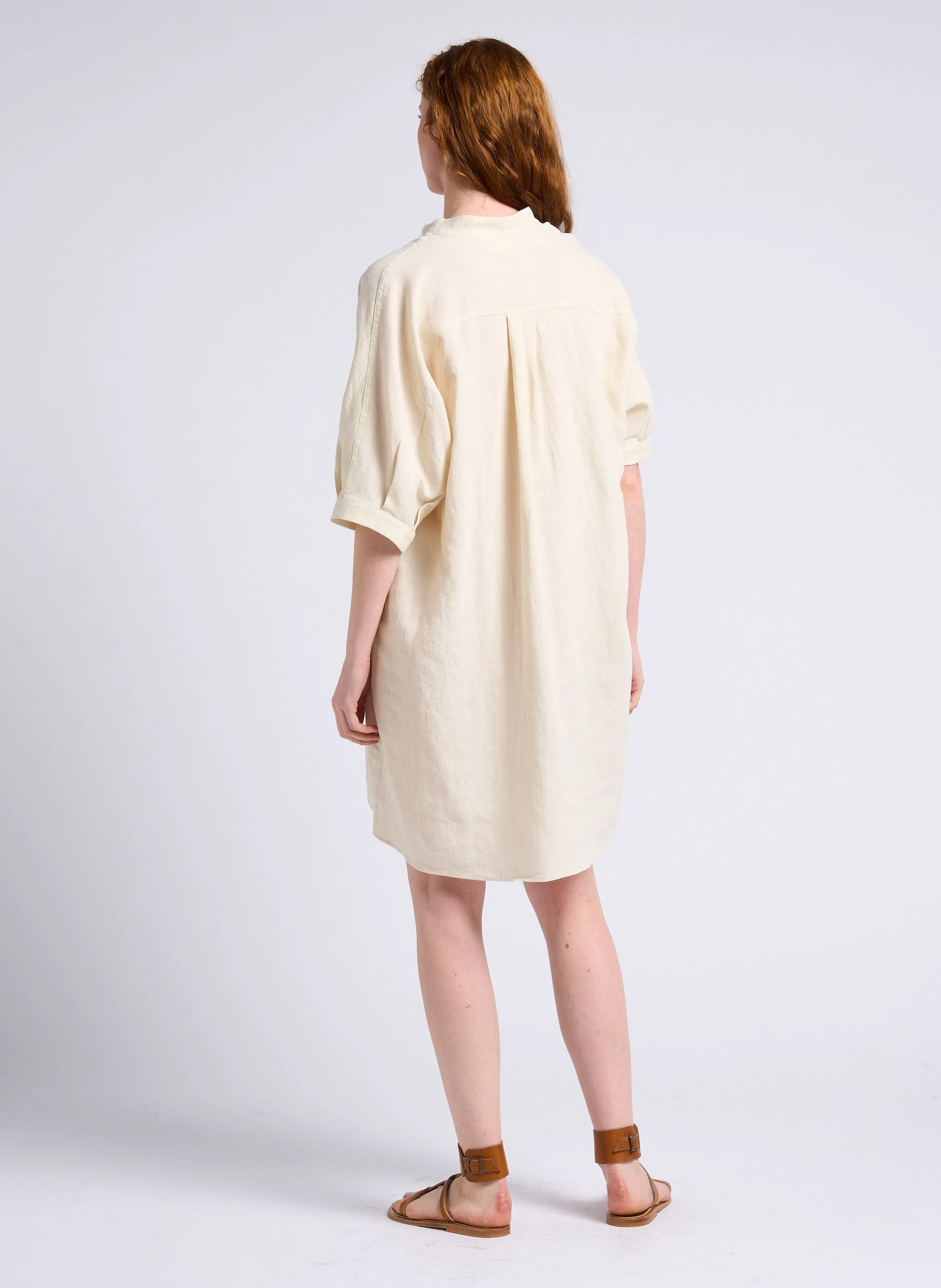 THE KORNER Vestido holgado corto de mezcla de lino con cuello tunecino en beige