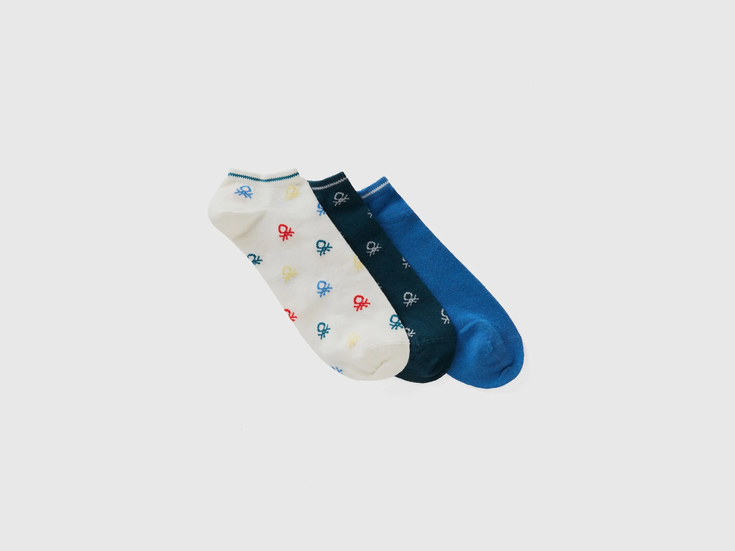 Tres pares de calcetines cortos con logo