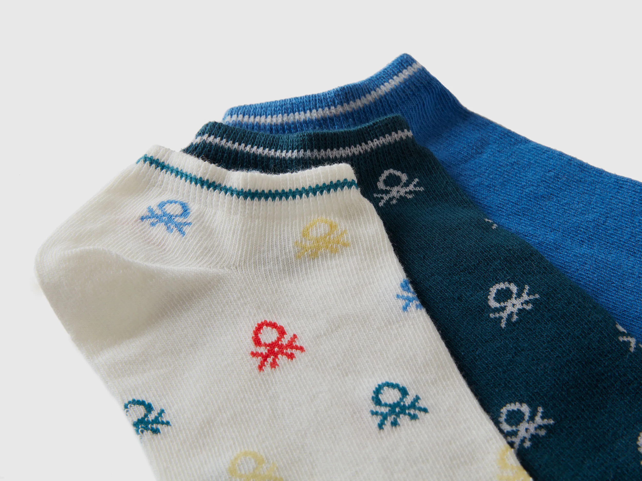 Tres pares de calcetines cortos con logo