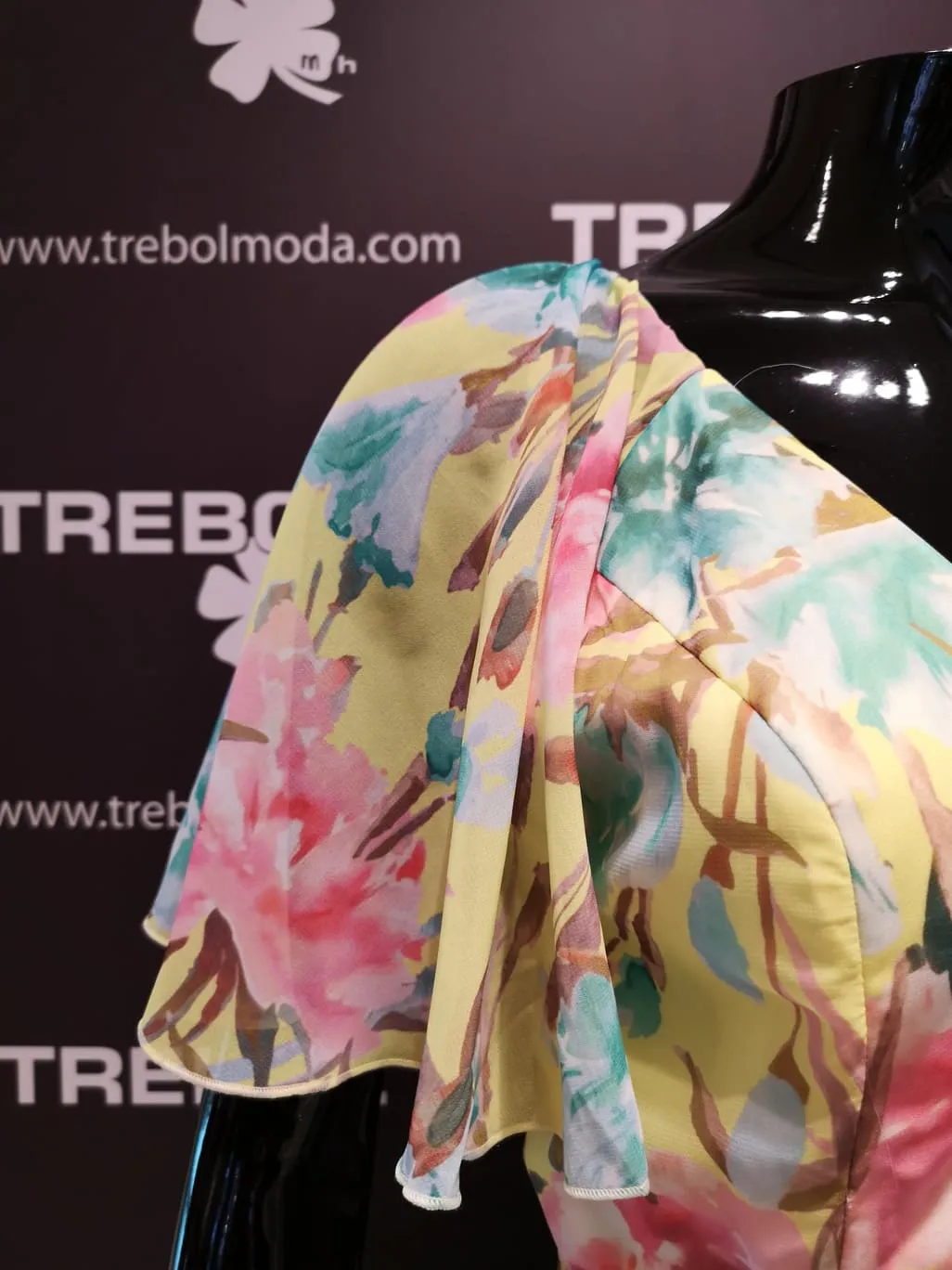 Vestido largo estampado con fondo amarillo