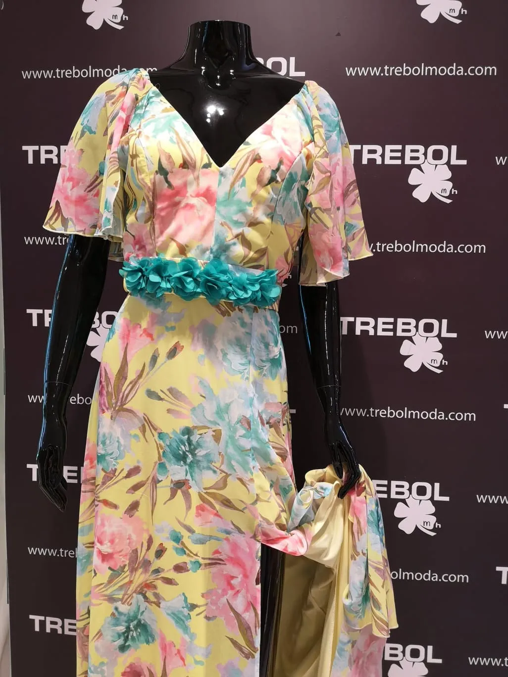 Vestido largo estampado con fondo amarillo