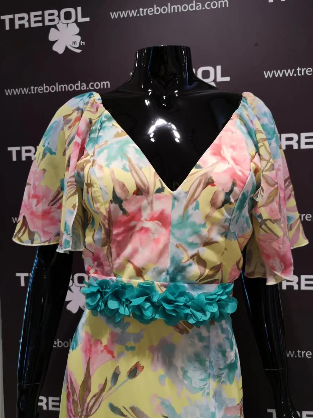Vestido largo estampado con fondo amarillo