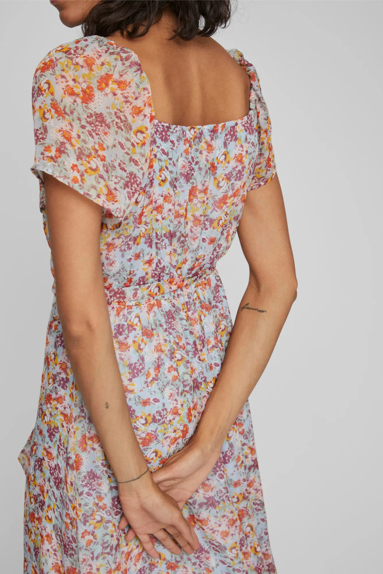 Vila Vestido envolente de manga corta.