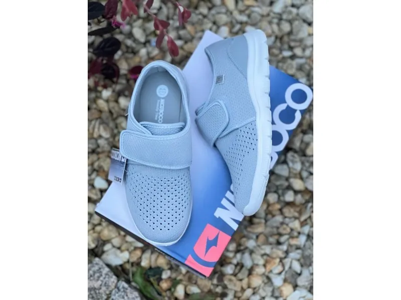 ZAPATILLA DE VELCRO MANOLA NICOBOCO EN COLOR GRIS