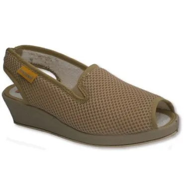 Zapatillas abiertas con gomas a los lados muy cómoda Soca en beig